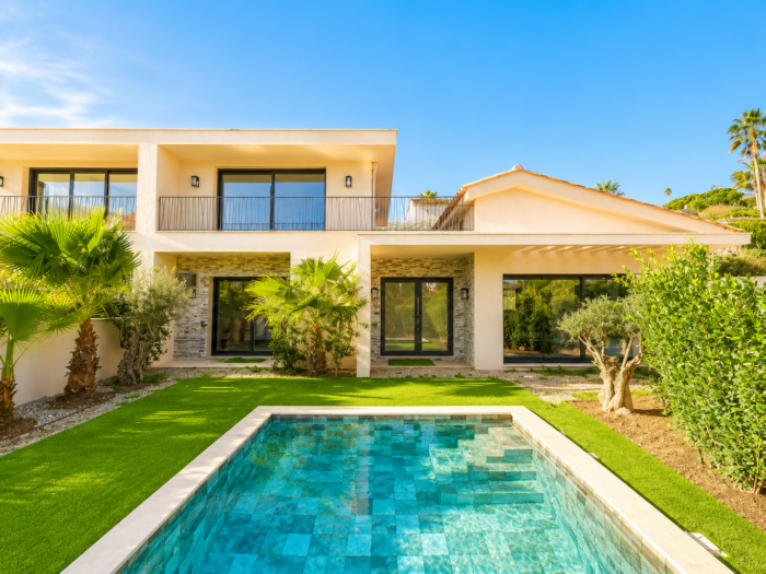 Belle villa à la vente aux prestations actuelles à Sainte Maxime à deux pas du centre ville avec piscine