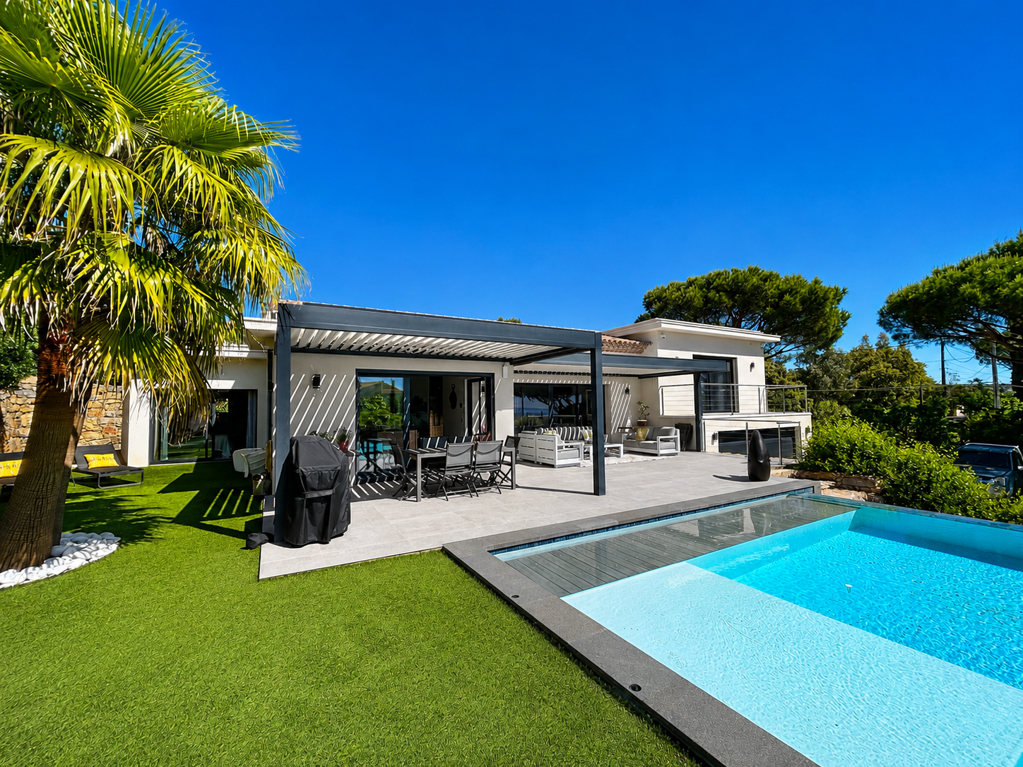 Propriété récente contemporaine avec vue panoramique à Sainte Maxime à proximité du centre – Image 4