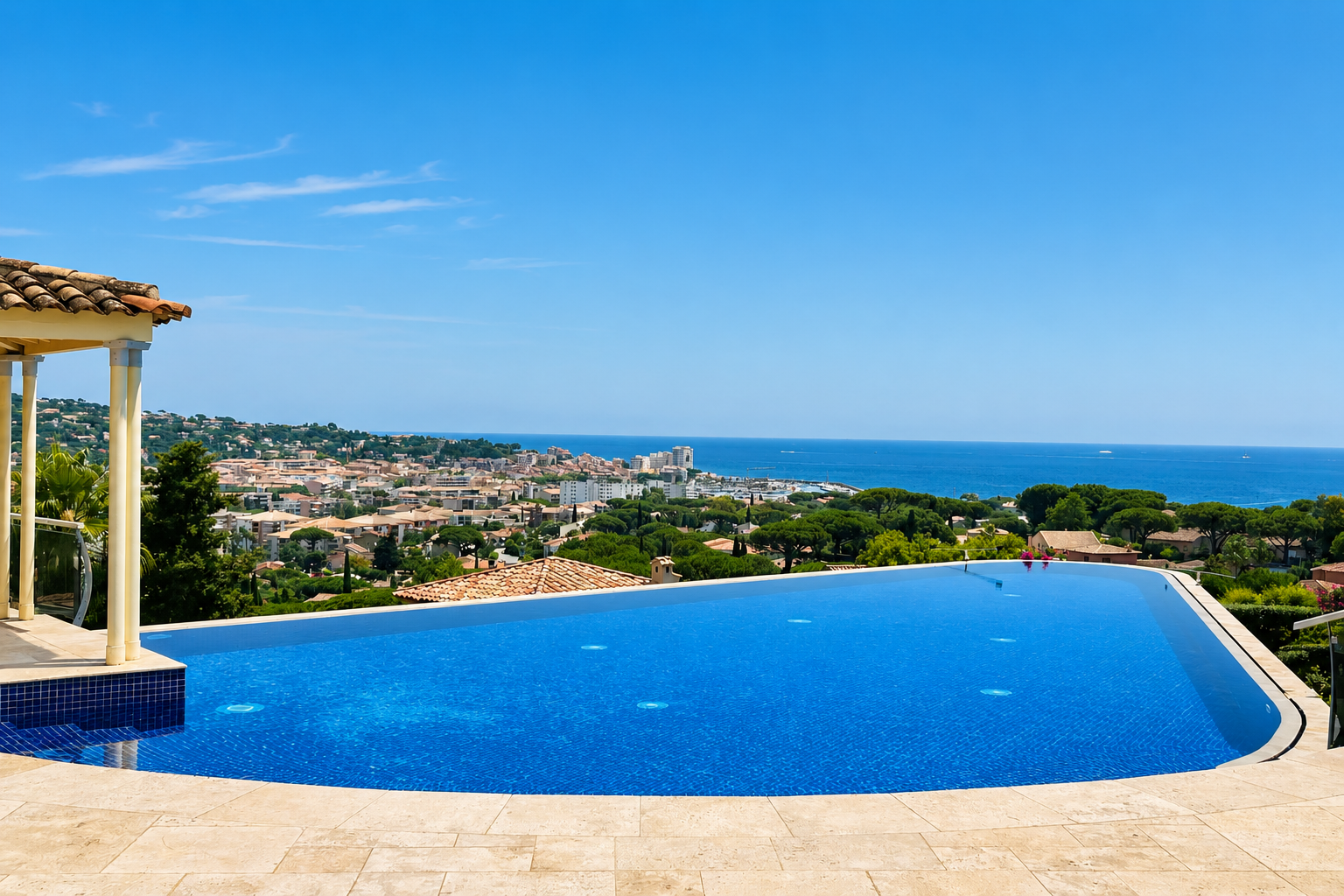 Propriété de prestige avec vue panoramique sur la mer Sainte Maxime Proche du centre – Image 3