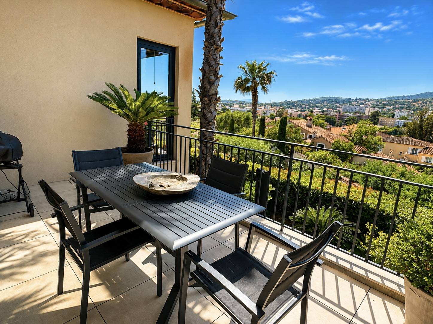 Trois pièces à la vente en exclusivité au centre ville de Sainte Maxime dans une résidence récente avec deux garages – Image 9