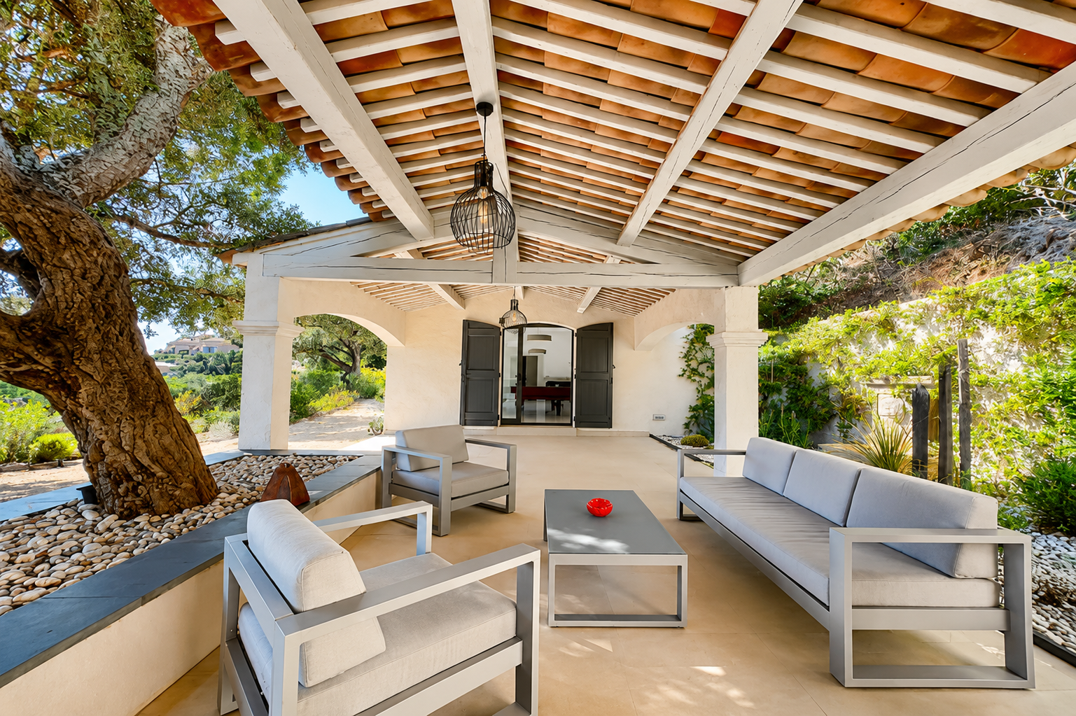 Propriété de prestige avec vue panoramique sur le green et la mer à vendre à Sainte Maxime – Image 5