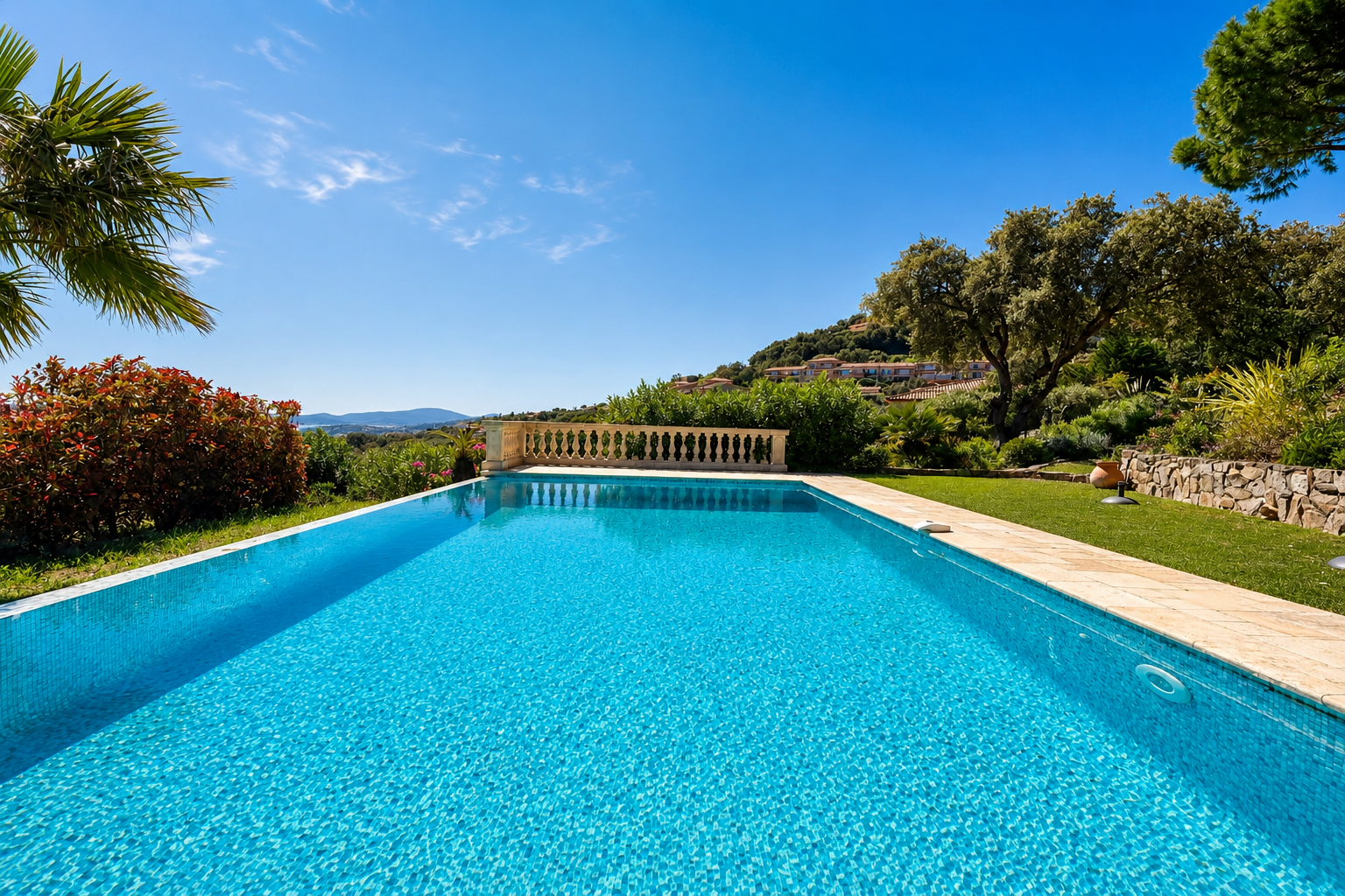 Propriété de prestige avec vue panoramique sur le green et la mer à vendre à Sainte Maxime – Image 3