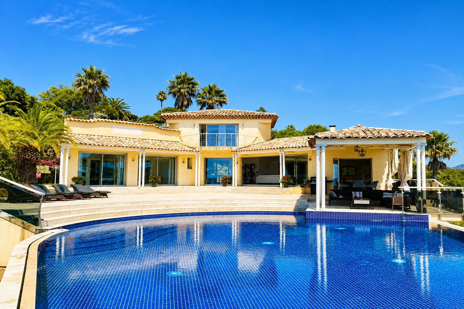 Propriété de prestige avec vue panoramique sur la mer Sainte Maxime Proche du centre – Image 2