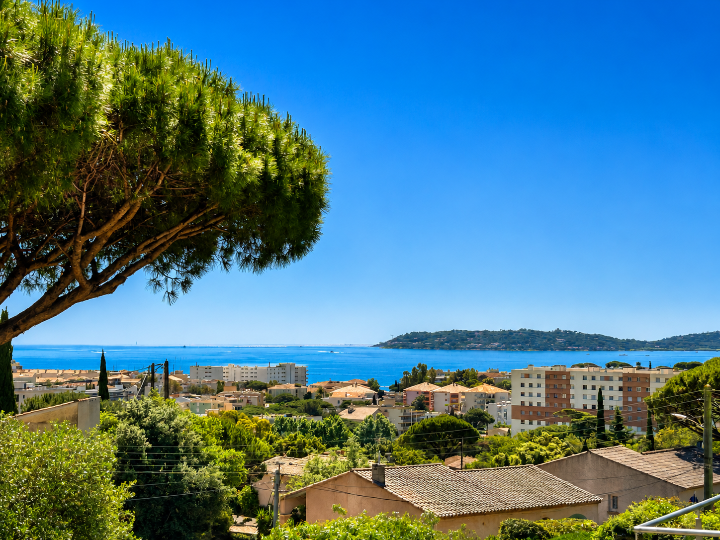 Propriété récente contemporaine avec vue panoramique à Sainte Maxime à proximité du centre – Image 2