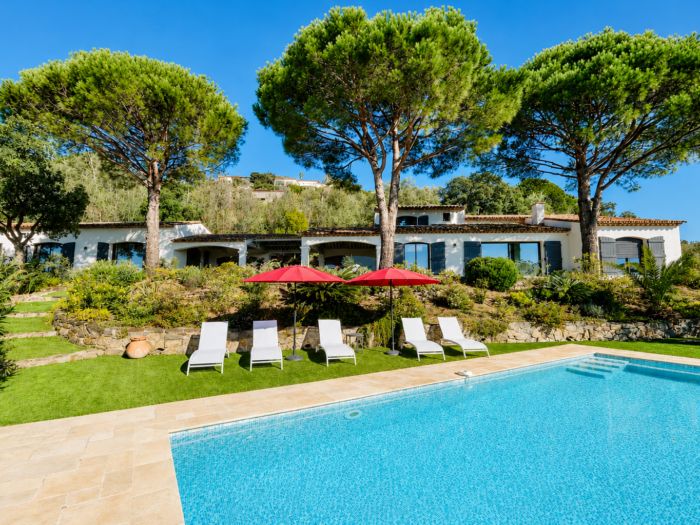 Propriété de prestige avec vue panoramique sur le green et la mer à vendre à Sainte Maxime