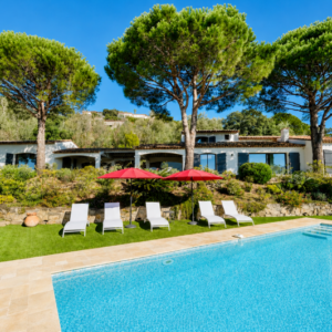 Propriété de prestige avec vue panoramique sur le green et la mer à vendre à Sainte Maxime