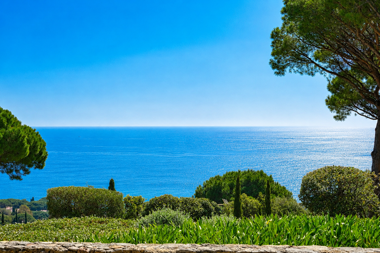 Propriété 4 chambres de plain pied à vendre à Sainte Maxime dans le Domaine de la Nartelle vue mer panoramique – Image 6