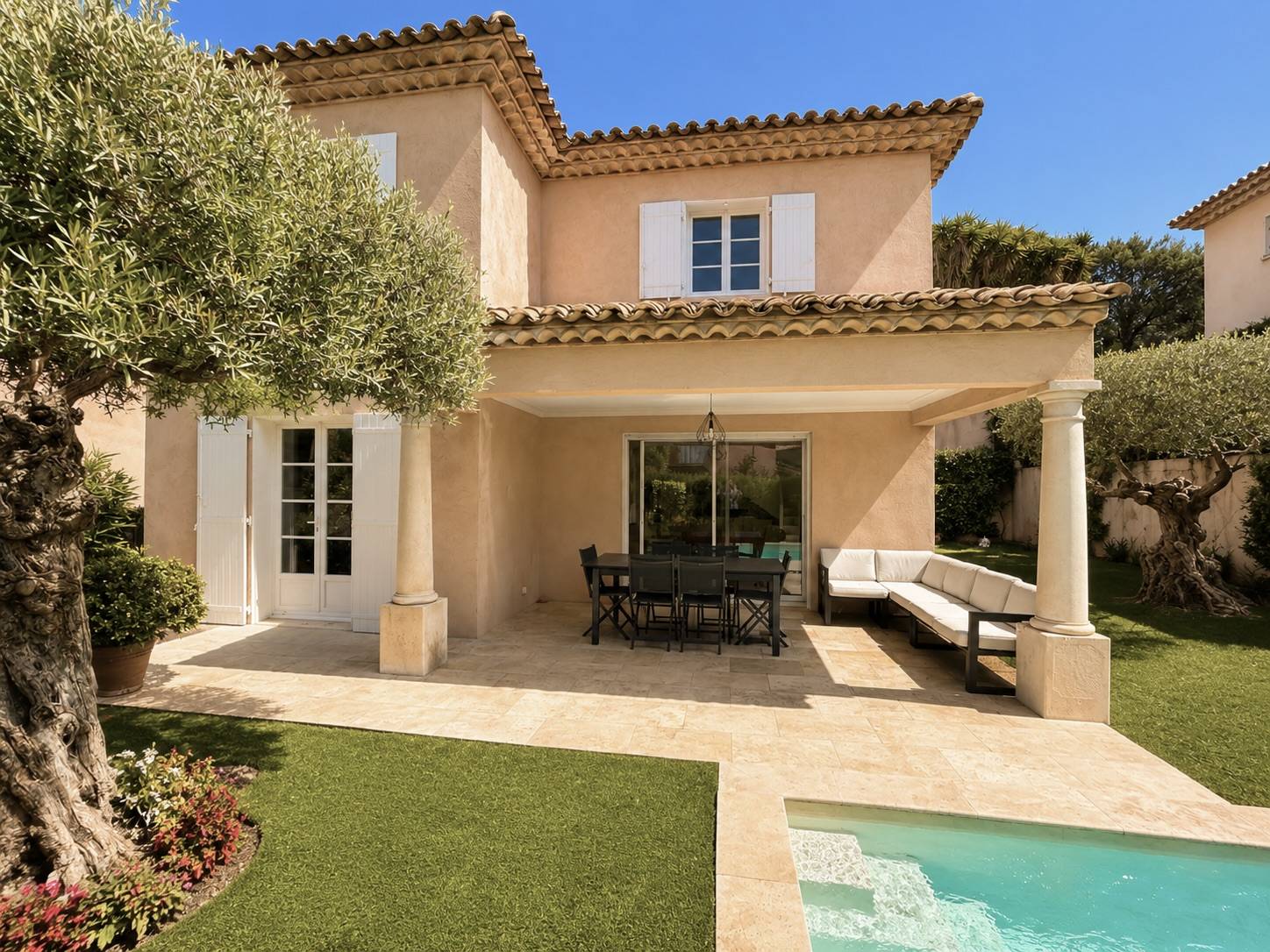 Villa individuelle avec piscine à à Sainte Maxime proche du centre dans un domaine fermé – Image 2