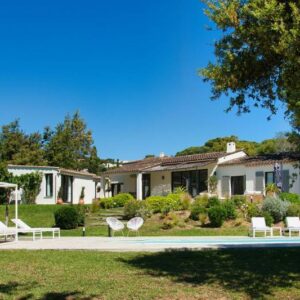 Villa de plain-pied à vendre avec vue mer proche des plages à Grimaud Guerrevieille