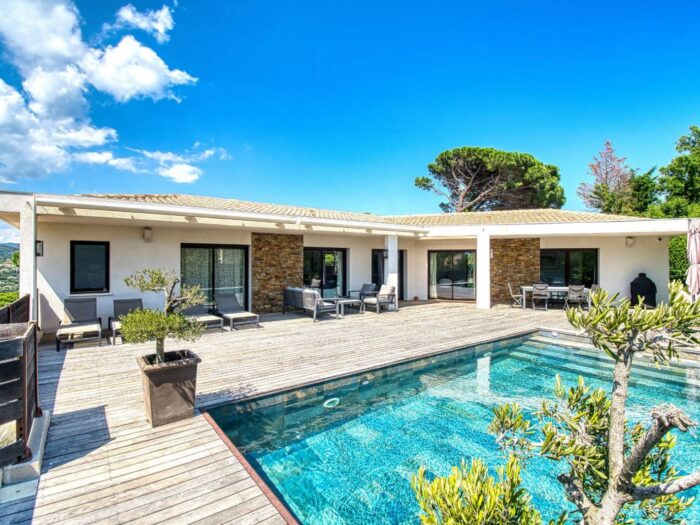 Villa de plain pied à vendre à Sainte Maxime proche du centre dans une architecture contemporaine