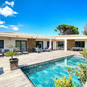 Villa de plain pied à vendre à Sainte Maxime proche du centre dans une architecture contemporaine