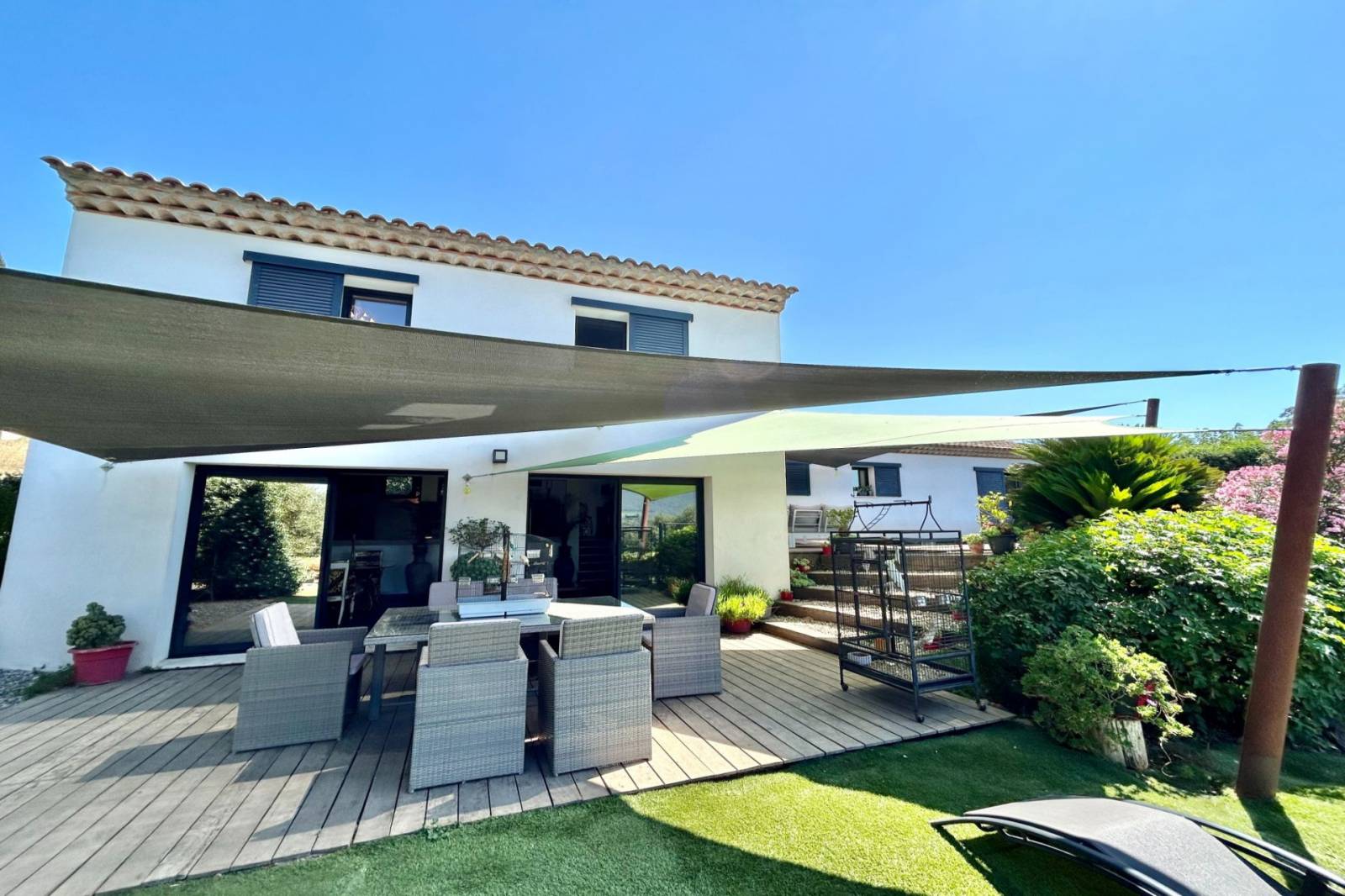 Villa contemporaine à vendre au Plan de la Tour au milieu des vignes au calme absolu – Image 3