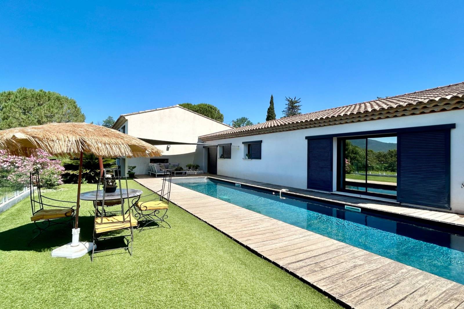 Villa contemporaine à vendre au Plan de la Tour au milieu des vignes au calme absolu – Image 2