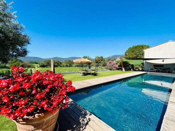 Villa contemporaine à vendre au Plan de la Tour au milieu des vignes au calme absolu