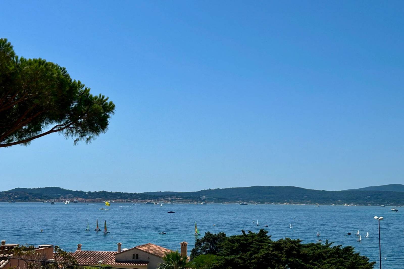 Propriété contemporaine avec vue mer à vendre, à proximité du centre-ville de Sainte Maxime – Image 3