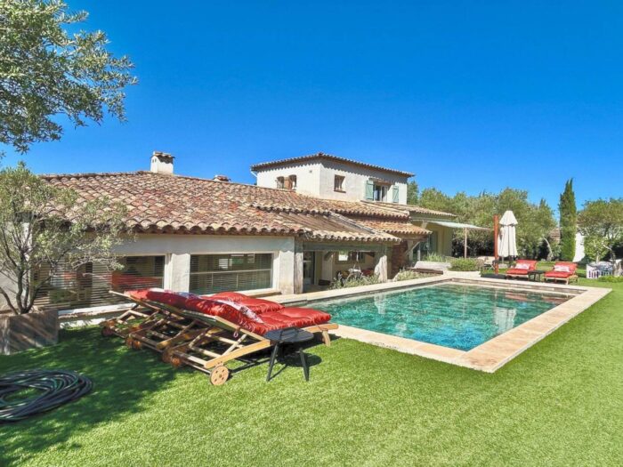 Villa familiale de 8 pièces à la vente à Sainte Maxime au Sémaphore, avec vue dégagée