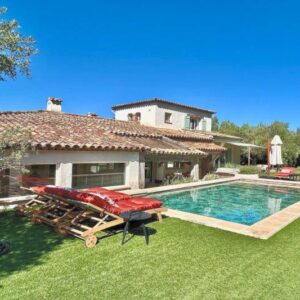 Villa familiale de 8 pièces à la vente à Sainte Maxime au Sémaphore, avec vue dégagée