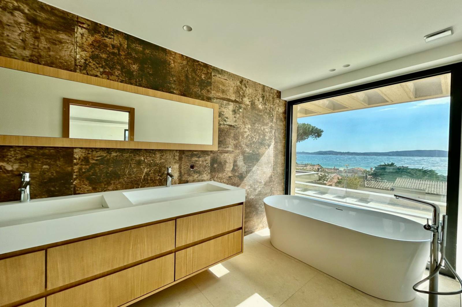 Propriété contemporaine avec vue mer à vendre, à proximité du centre-ville de Sainte Maxime – Image 4
