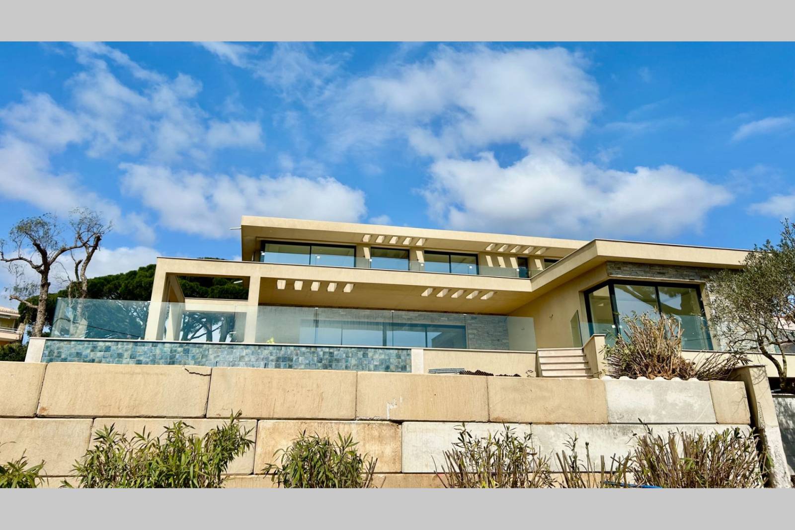 Propriété contemporaine avec vue mer à vendre, à proximité du centre-ville de Sainte Maxime – Image 2