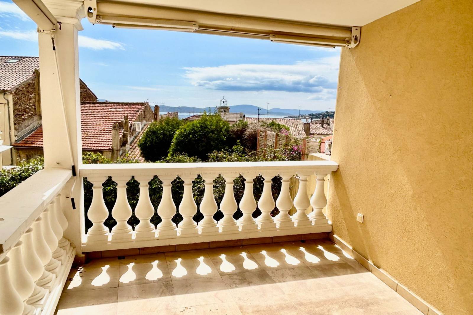 Appartement avec terrasse et vue mer Sainte Maxime centre double garage – Image 4