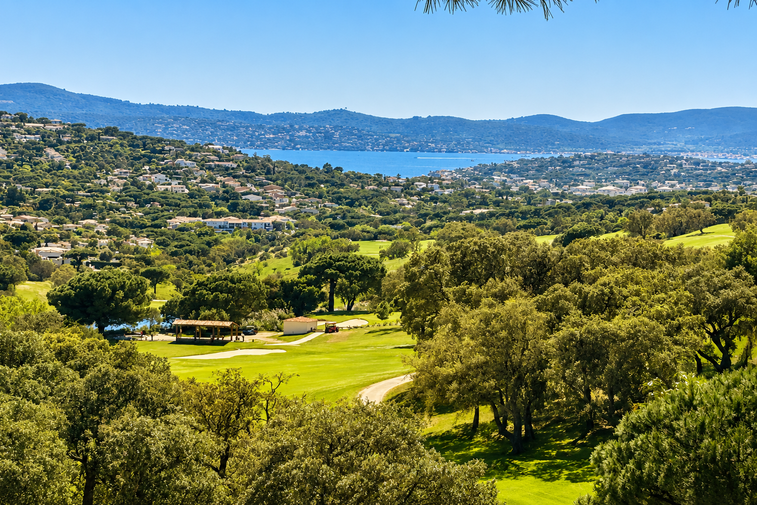 Propriété de prestige avec vue panoramique sur le green et la mer à vendre à Sainte Maxime – Image 2