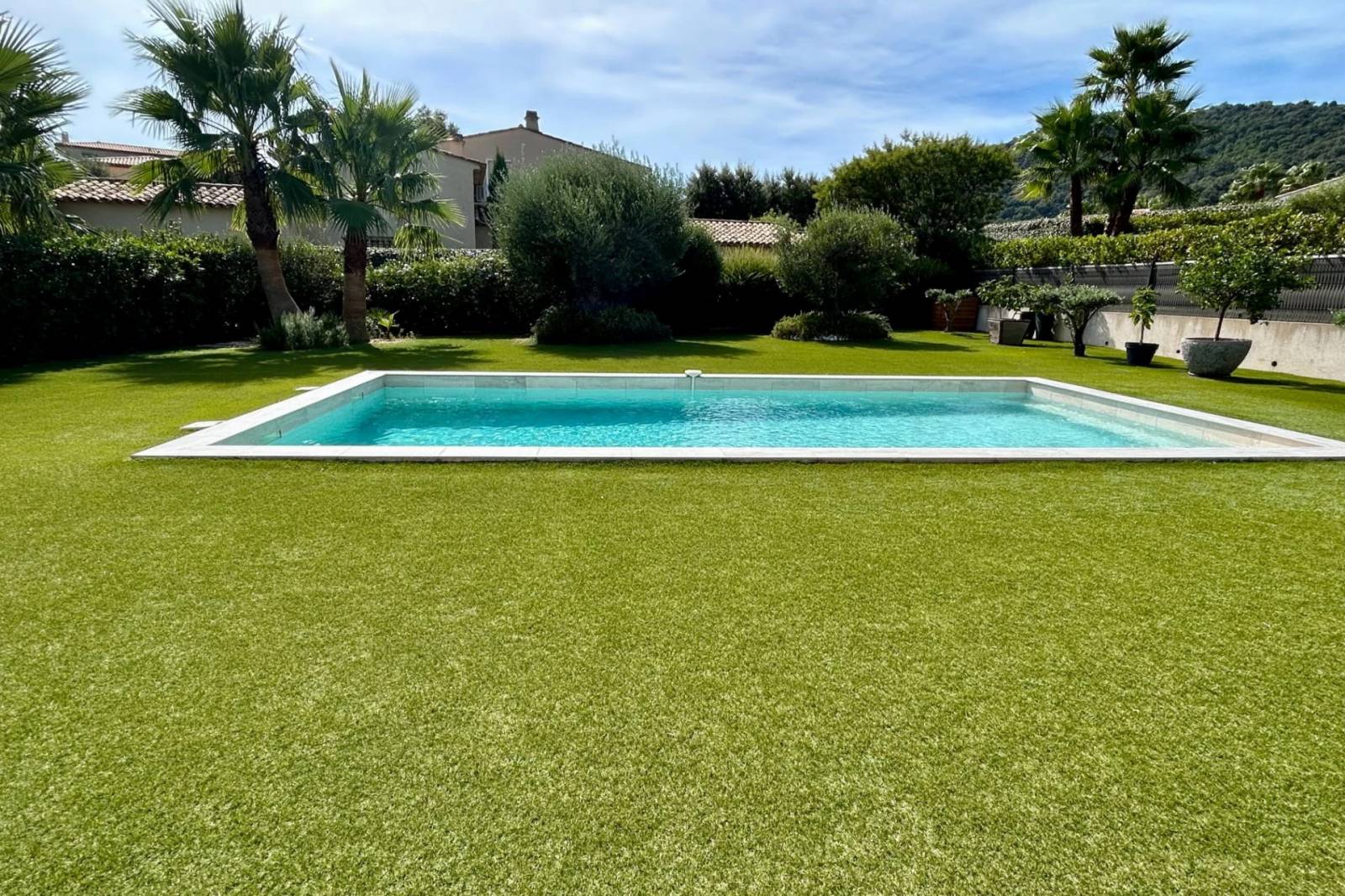 Villa moderne à vendre au Plan de la Tour avec piscine et trois chambres à proximité du centre – Image 3