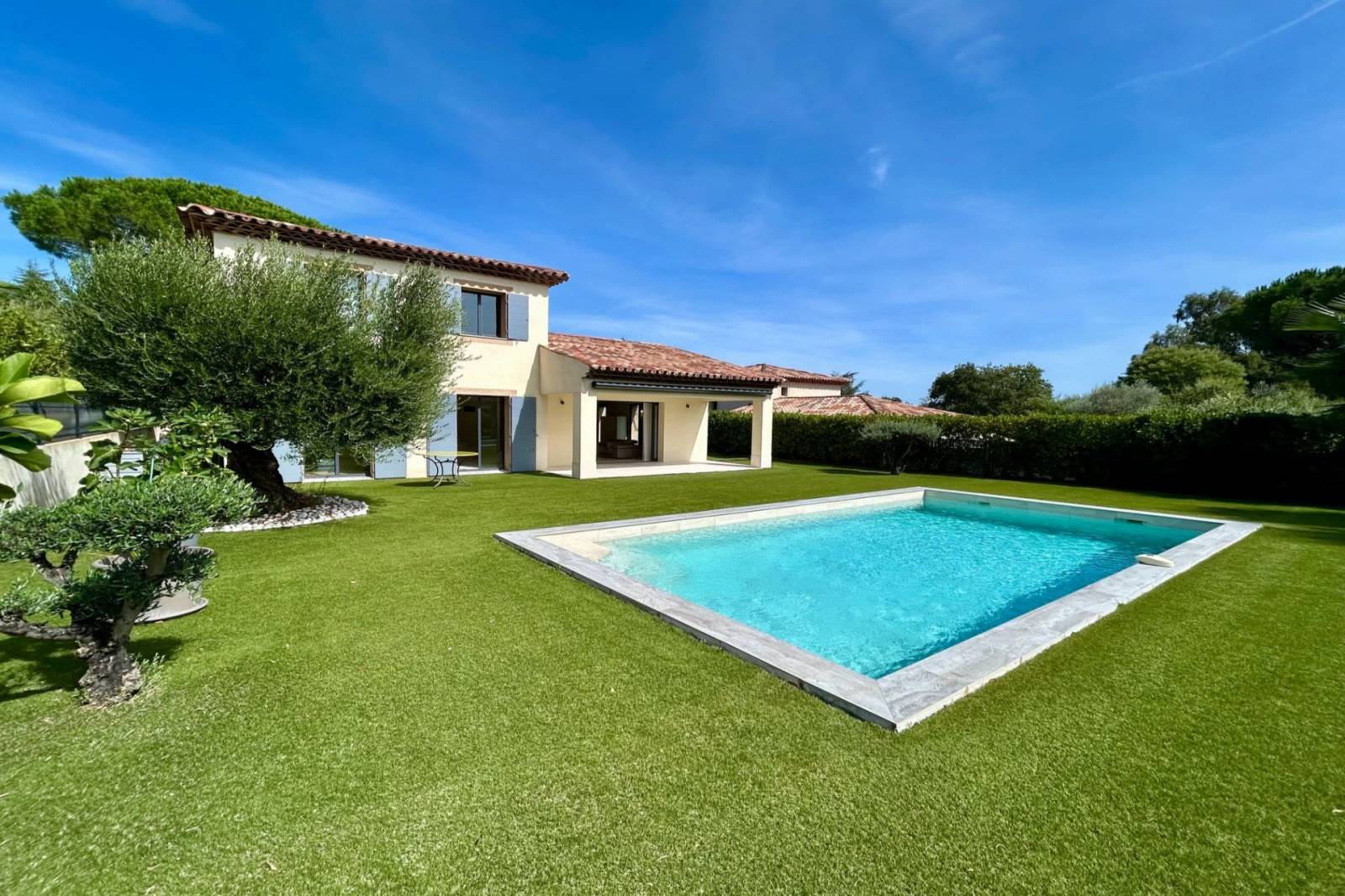 Villa moderne à vendre au Plan de la Tour avec piscine et trois chambres à proximité du centre – Image 2