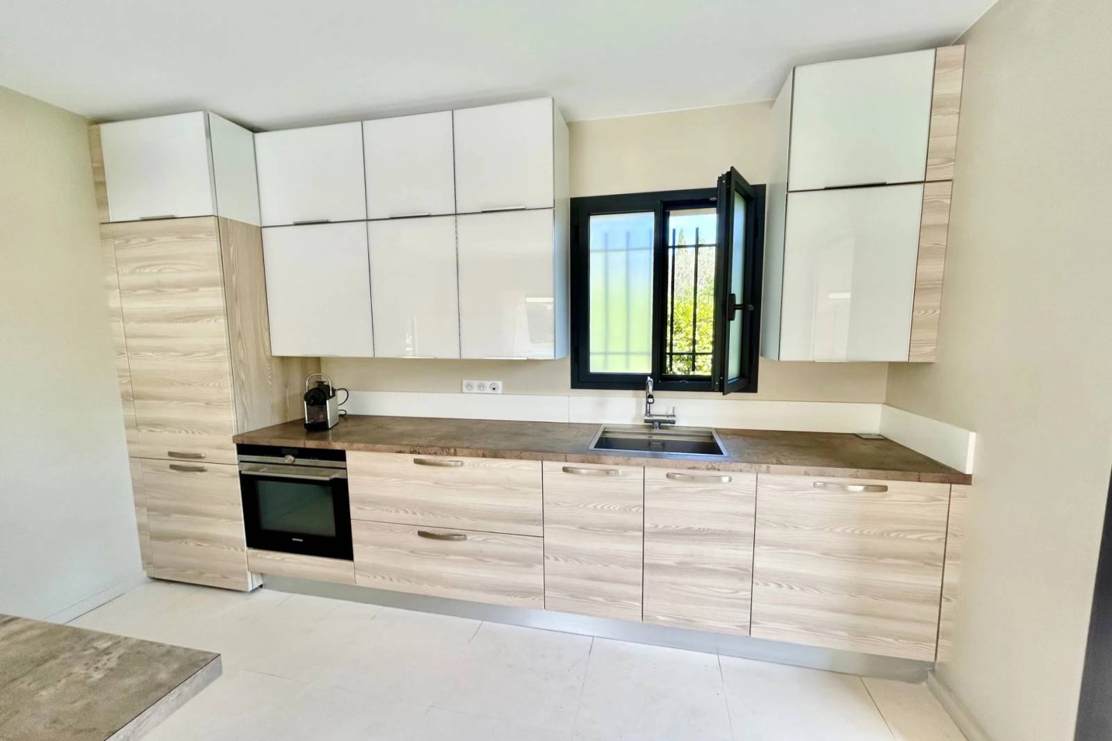 Villa moderne à vendre au Plan de la Tour avec piscine et trois chambres à proximité du centre – Image 6