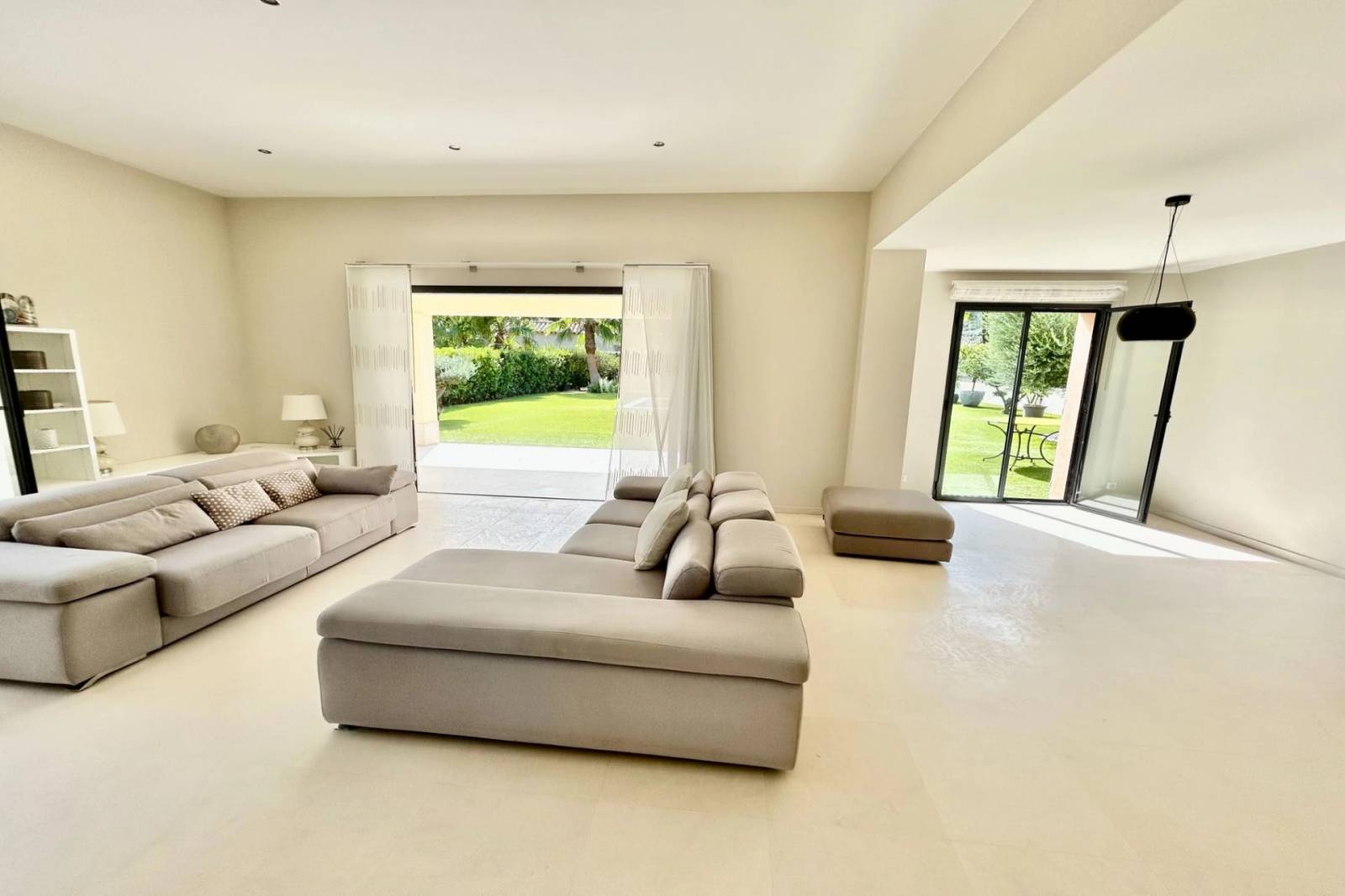 Villa moderne à vendre au Plan de la Tour avec piscine et trois chambres à proximité du centre – Image 4