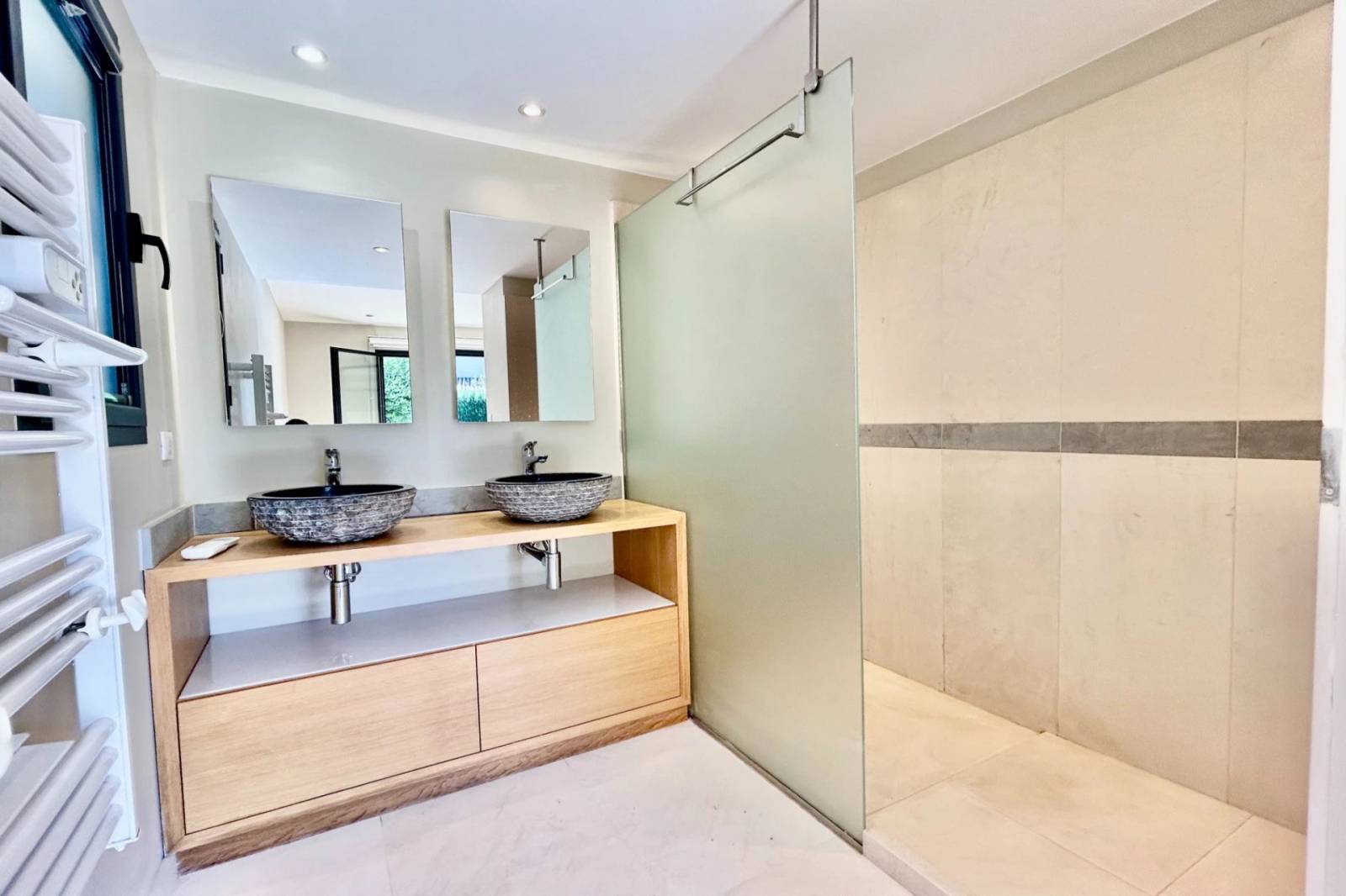 Villa moderne à vendre au Plan de la Tour avec piscine et trois chambres à proximité du centre – Image 5