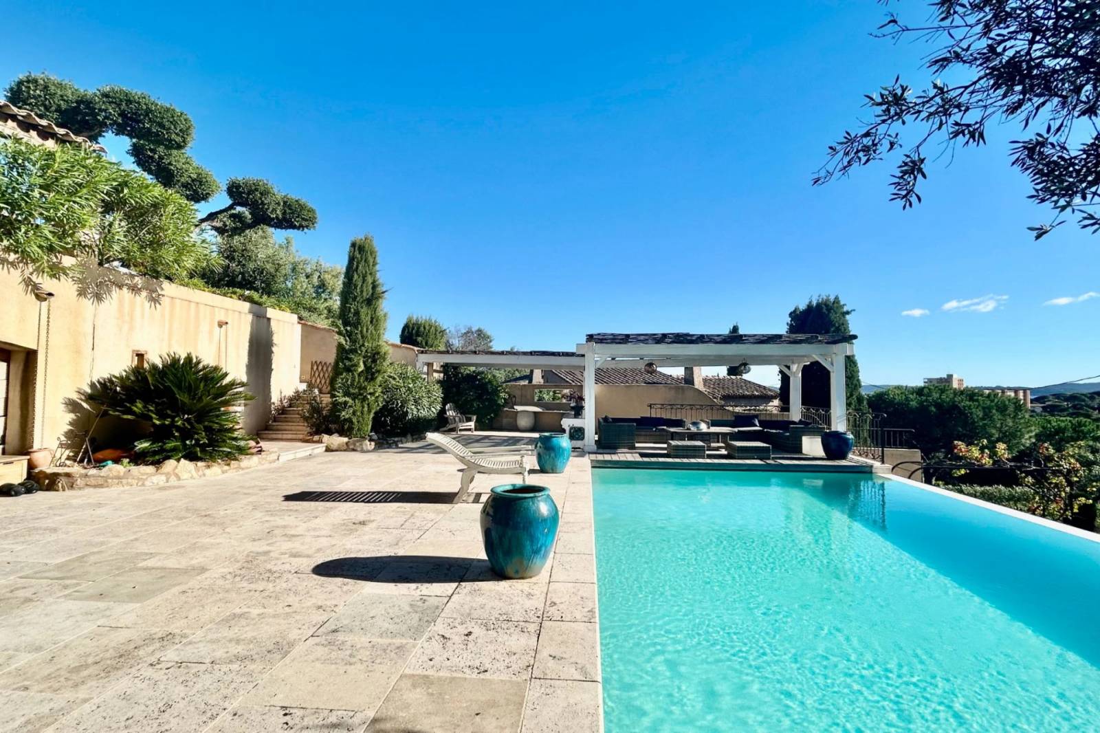 Villa 3 chambres avec vue mer, à Sainte Maxime avec piscine à débordement – Image 4