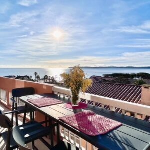 Belle vue mer pour ce deux pièces à la vente à Sainte Maxime, en plein centre villle au dernier étage d'une petite résidence