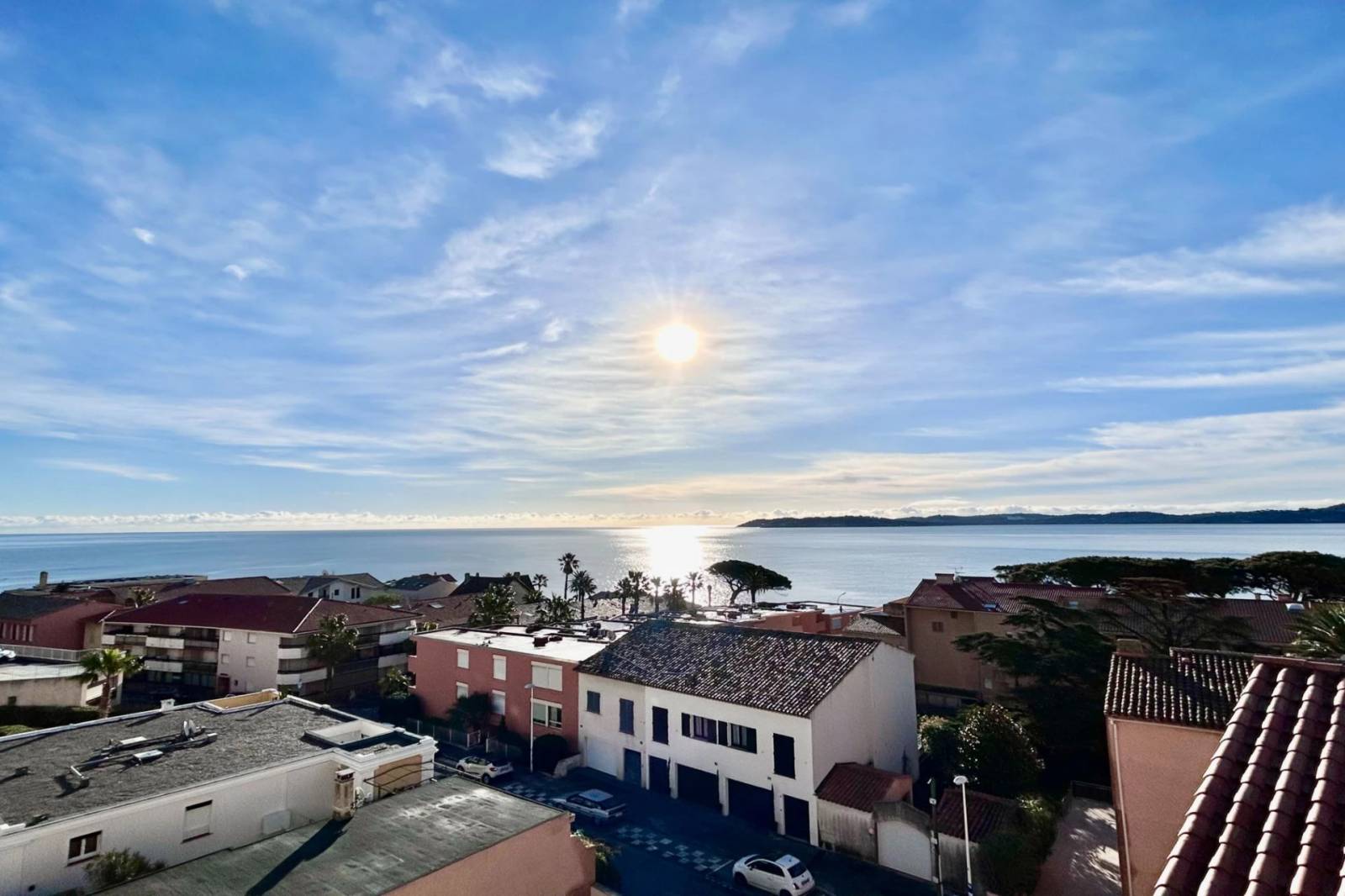 Belle vue mer pour ce deux pièces à la vente à Sainte Maxime, en plein centre villle au dernier étage d'une petite résidence – Image 2
