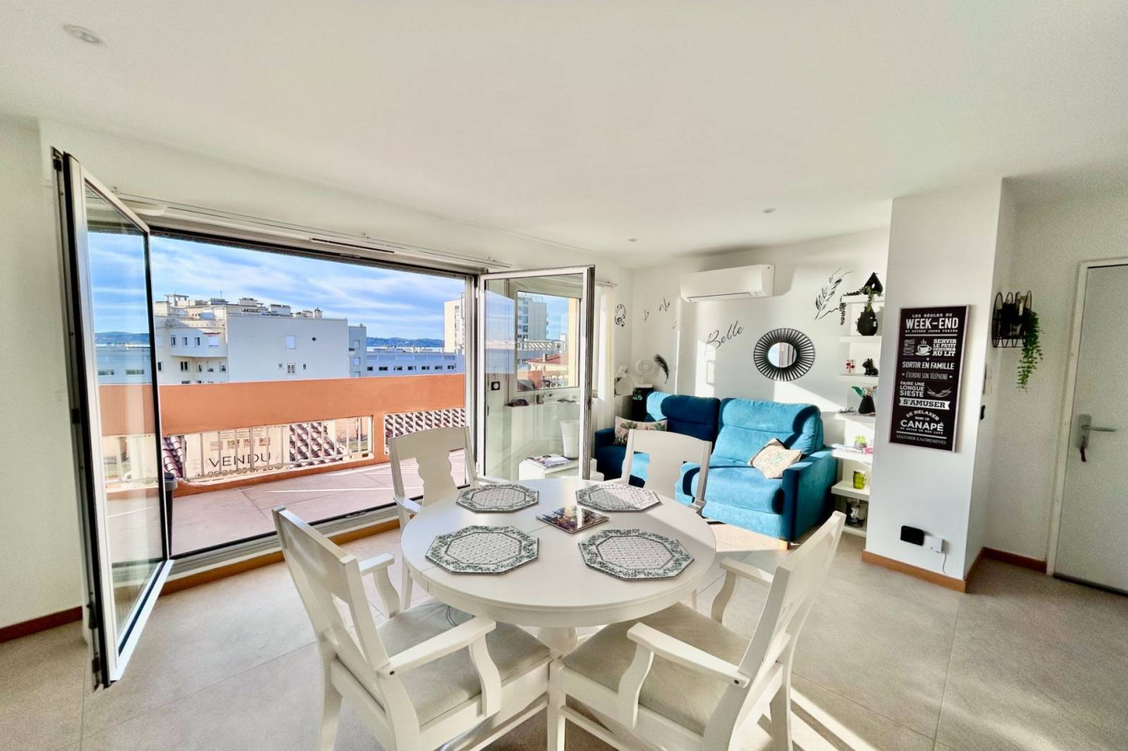 Belle vue mer pour ce deux pièces à la vente à Sainte Maxime, en plein centre villle au dernier étage d'une petite résidence – Image 4