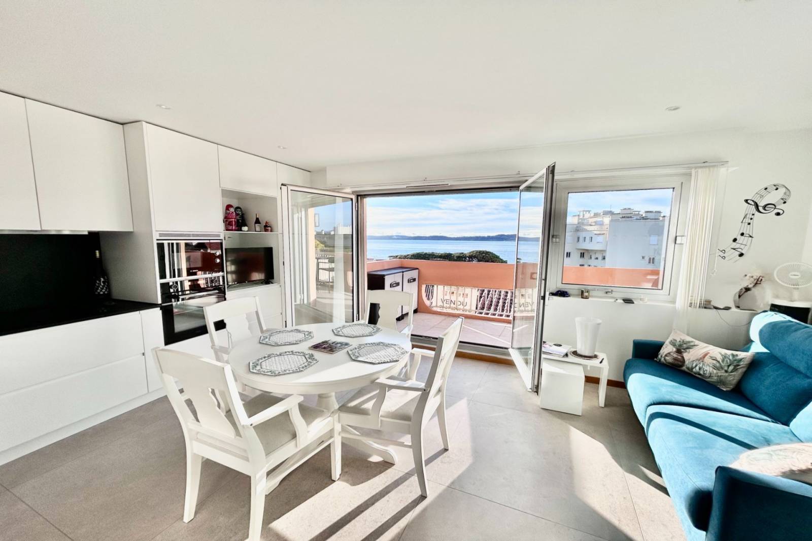 Belle vue mer pour ce deux pièces à la vente à Sainte Maxime, en plein centre villle au dernier étage d'une petite résidence – Image 3