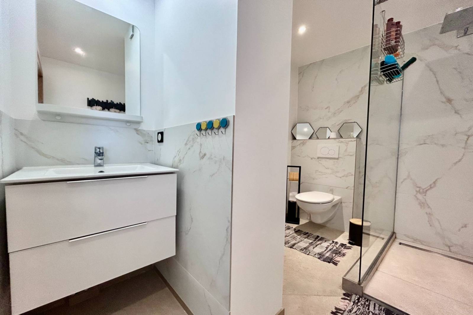 Belle vue mer pour ce deux pièces à la vente à Sainte Maxime, en plein centre villle au dernier étage d'une petite résidence – Image 5