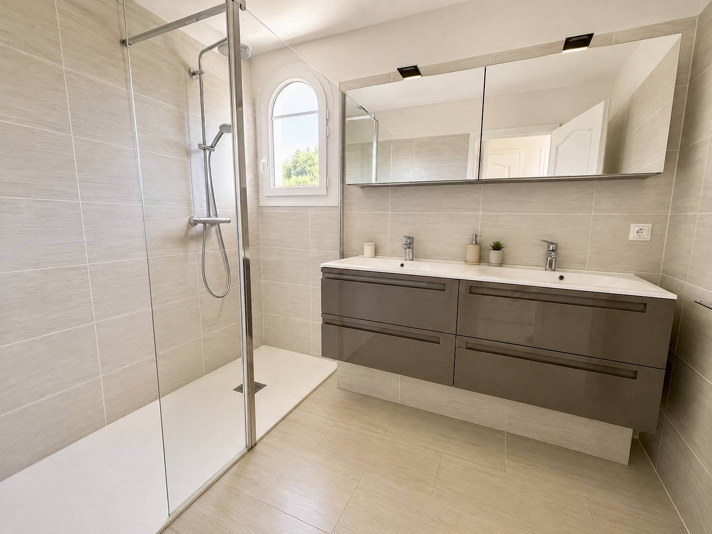 Villa 4 chambres avec piscine et 2 garages à Sainte Maxime le Sémaphore – Image 8