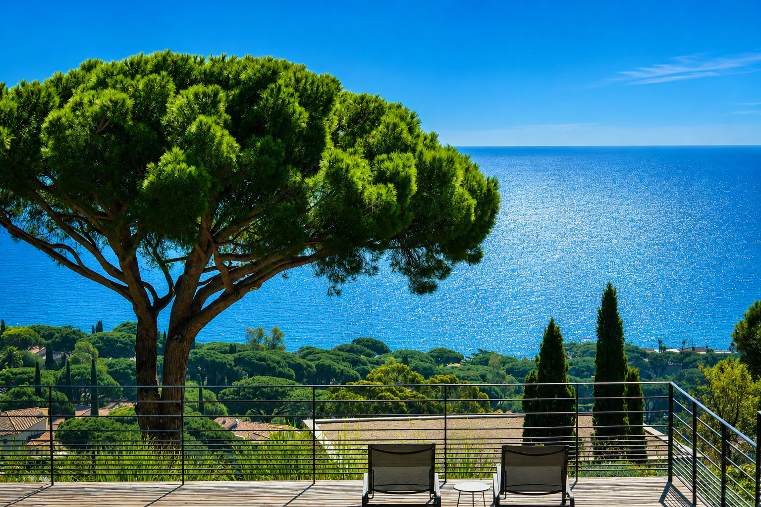 Propriété 4 chambres de plain pied à vendre à Sainte Maxime dans le Domaine de la Nartelle vue mer panoramique – Image 2