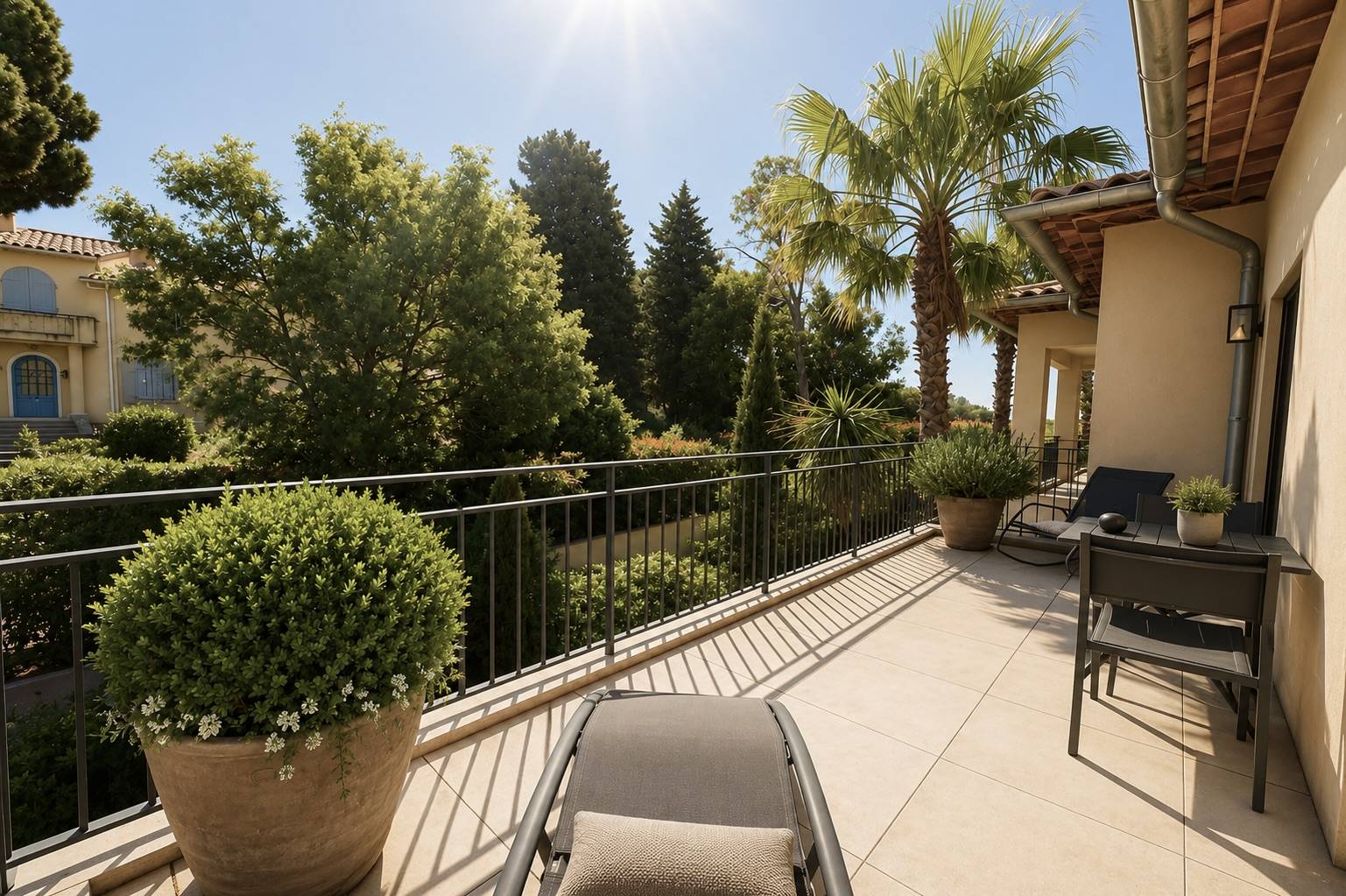Trois pièces à la vente en exclusivité au centre ville de Sainte Maxime dans une résidence récente avec deux garages – Image 3
