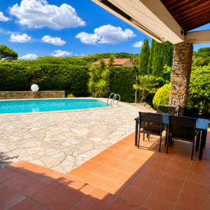 Jolie villa individuelle avec piscine a quelques du centre de Sainte Maxime avec 3 chambres et garage en exclusivité