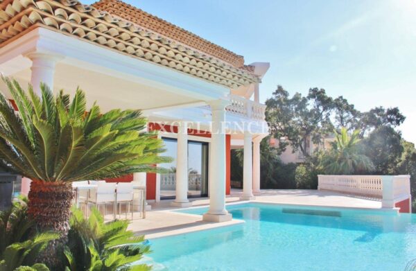 Propriété de luxe à vendre avec 4 chambres à Sainte Maxime au domaine du golf, vue panoramique mer et collines