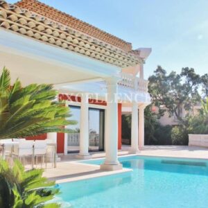 Propriété de luxe à vendre avec 4 chambres à Sainte Maxime au domaine du golf, vue panoramique mer et collines