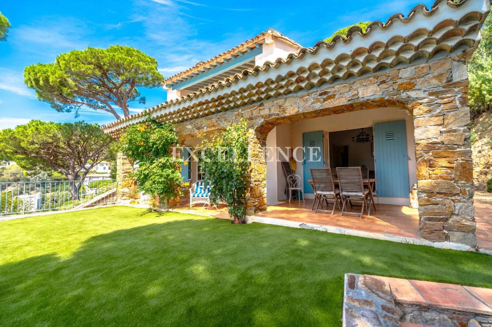 Villa provençale 10 pièces avec vue sur la mer à vendre à Sainte Maxime Quartier Sémaphore En exclusivité – Image 4
