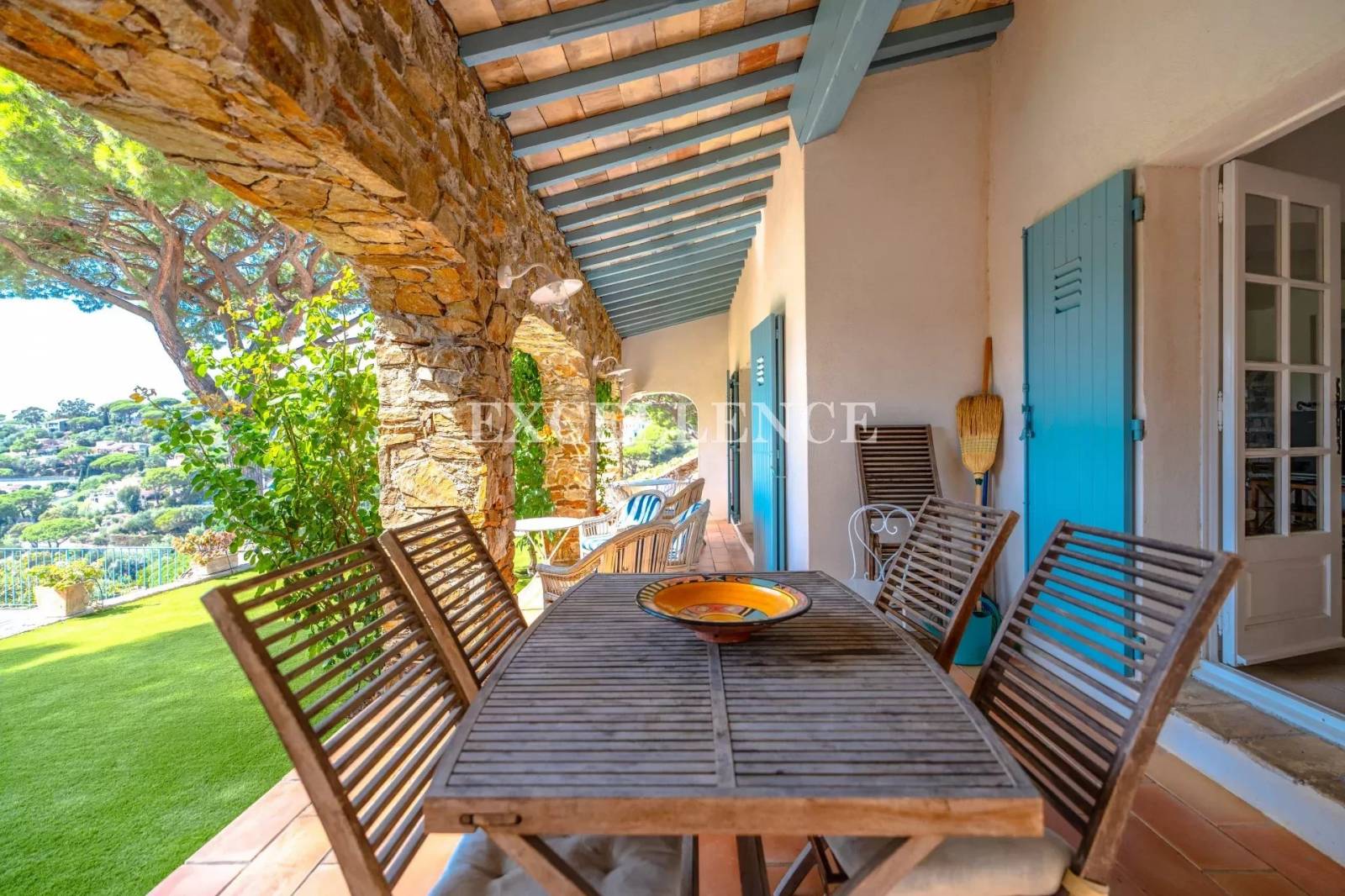Villa provençale 10 pièces avec vue sur la mer à vendre à Sainte Maxime Quartier Sémaphore En exclusivité – Image 5