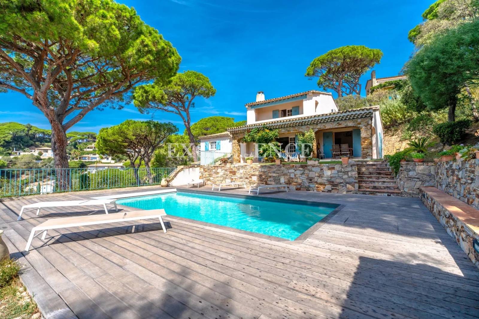 Villa provençale 10 pièces avec vue sur la mer à vendre à Sainte Maxime Quartier Sémaphore En exclusivité – Image 2