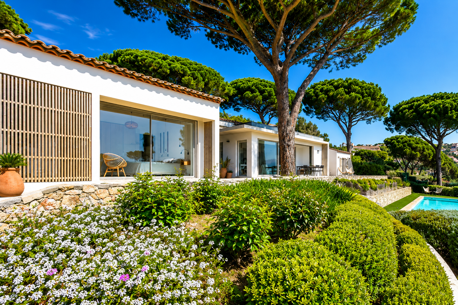 Propriété 4 chambres de plain pied à vendre à Sainte Maxime dans le Domaine de la Nartelle vue mer panoramique – Image 4