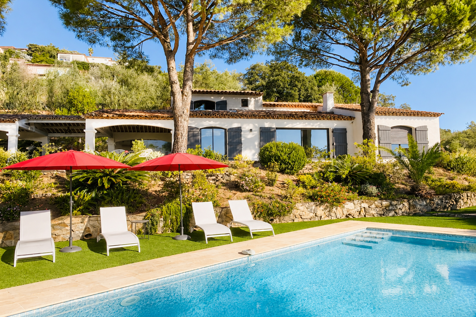 Propriété de prestige avec vue panoramique sur le green et la mer à vendre à Sainte Maxime – Image 4