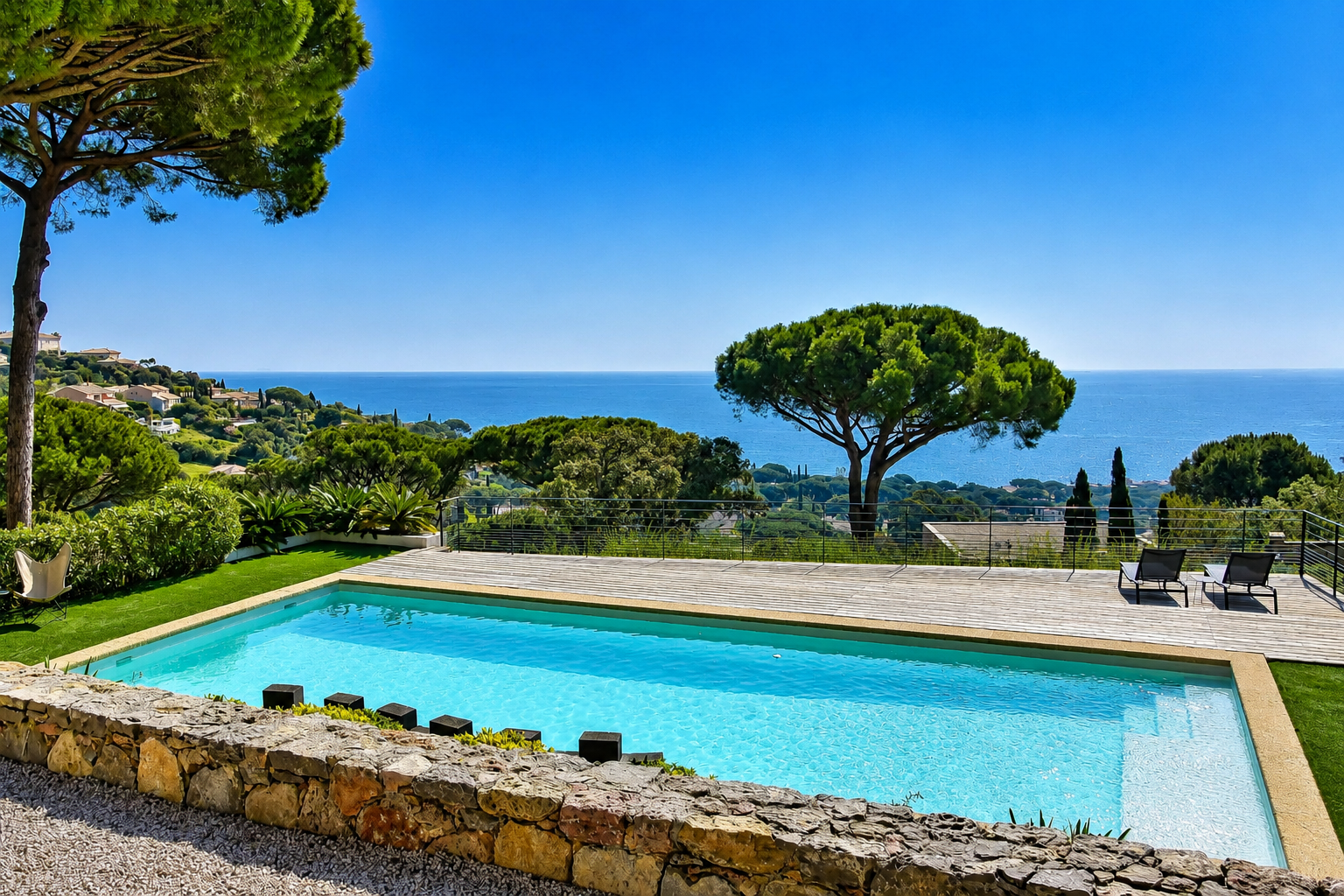 Propriété 4 chambres de plain pied à vendre à Sainte Maxime dans le Domaine de la Nartelle vue mer panoramique – Image 5