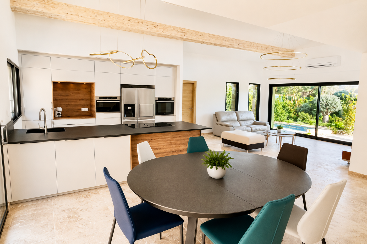 Belle villa à la vente aux prestations actuelles à Sainte Maxime à deux pas du centre ville avec piscine – Image 4